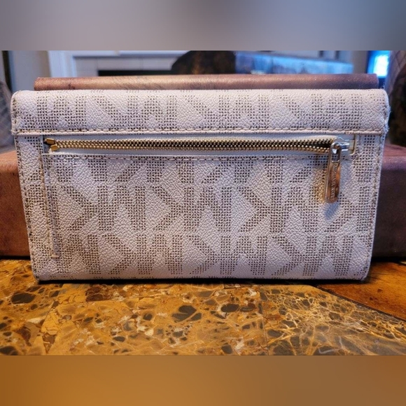 MICHAEL KORS LONG WALLET - Picture 4 of 14